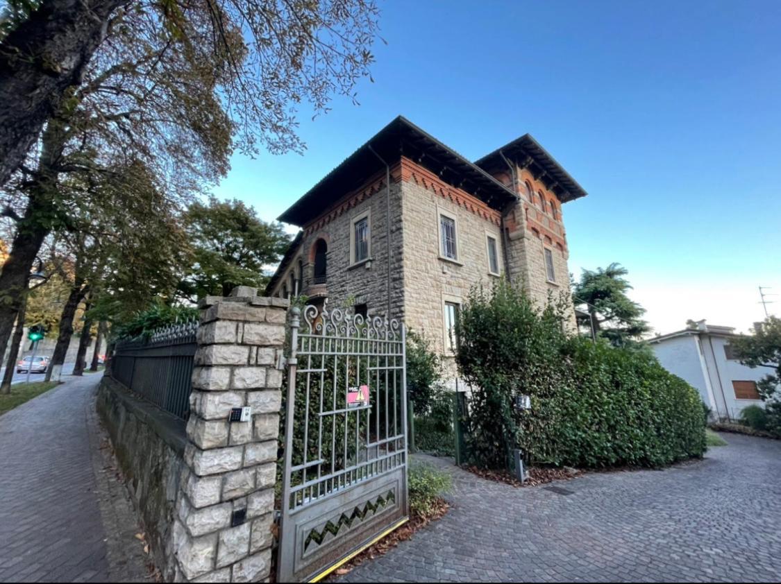 Bg Central Royal Suite Con Parcheggio - Vista Citta Alta Bergamo Eksteriør billede