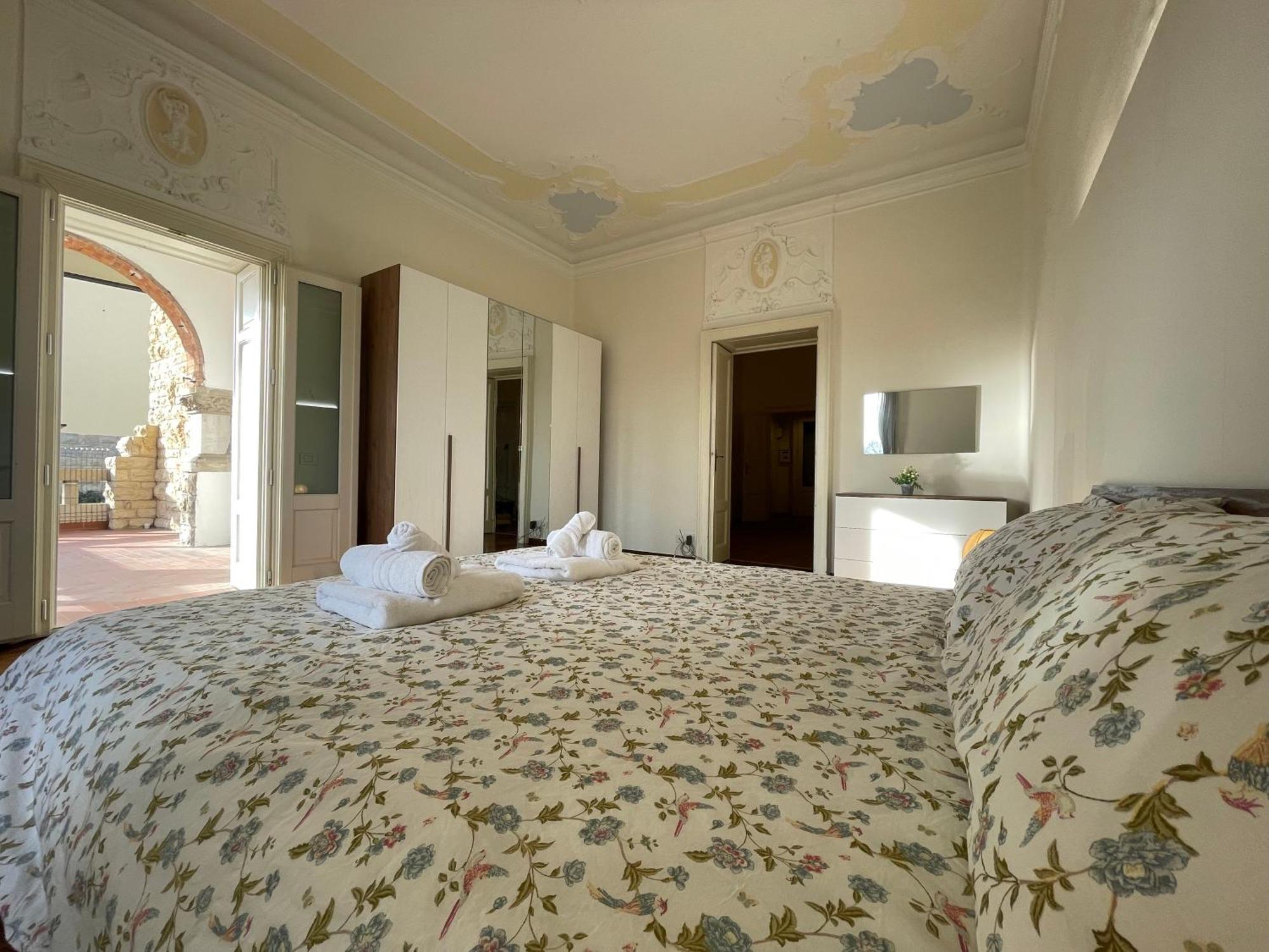 Bg Central Royal Suite Con Parcheggio - Vista Citta Alta Bergamo Eksteriør billede